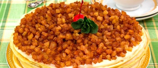 Блинный торт с заварным кремом, яблоками и корицей