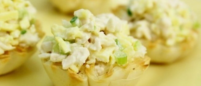 Салат с курицей и блинчиками