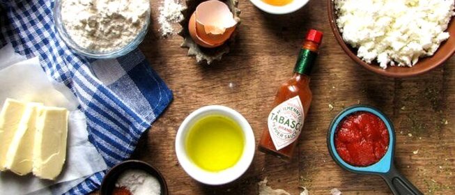 Творожный дип с острыми томатными крекерами