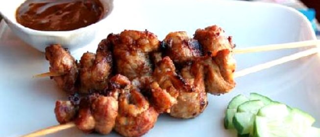 Канапе из свинины с соусом из арахиса