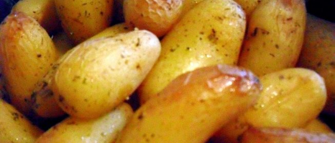 Запеченный картофель с розмарином и чесноком