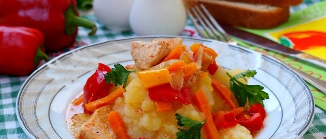 Рагу из индейки с овощами в казане