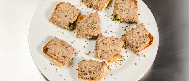 Открытый сэндвич с тунцом