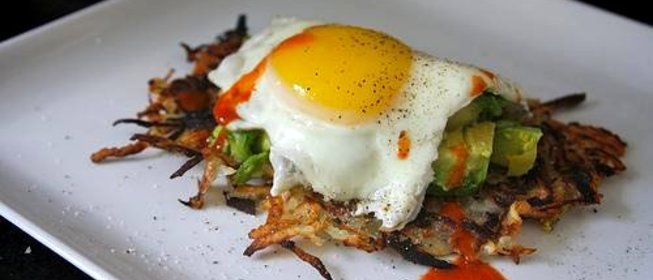 Картофельные оладьи с яйцом и авокадо