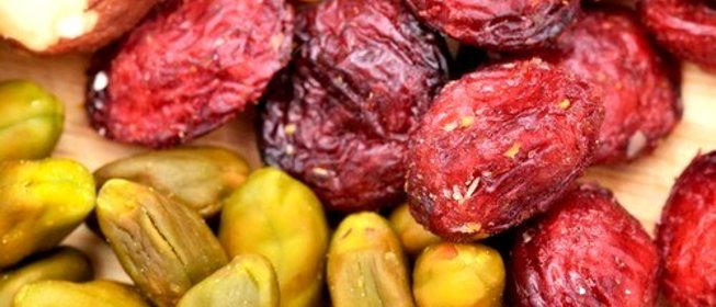 Закуска из фисташек и сушеной вишни