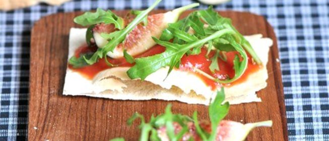 Фокачча с инжиром, рукколой и пармезаном