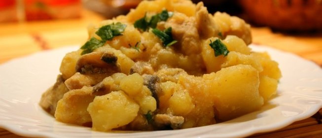 Картофель тушеный с курицей и шампиньонами