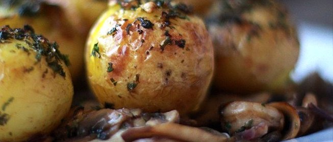 Помятый молодой картофель с зеленью и чесноком