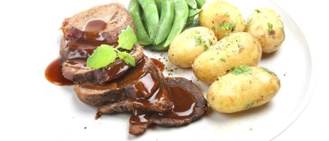 Молодой картофель с петрушкой, мятой и луком