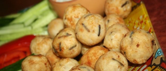 Чикенболлы с соломкой из овощей и чесночным соусом