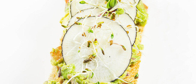 Тост с гуакамоле и черным редисом