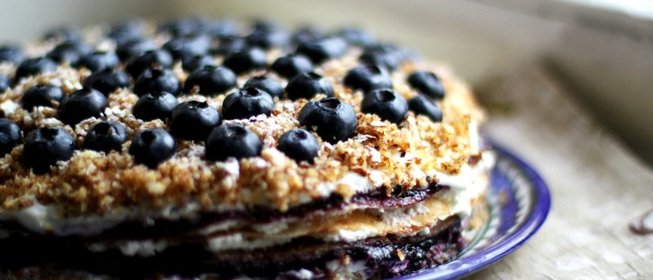 Блинный торт с творогом и черникой