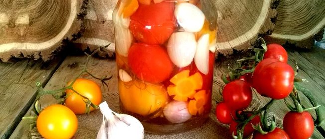 Помидоры с морковкой и луком