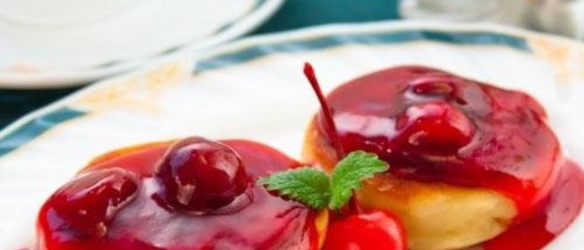 Сырники с вишневым соусом