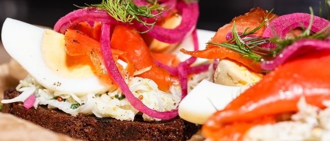 Брускетта с красной рыбой и капустой