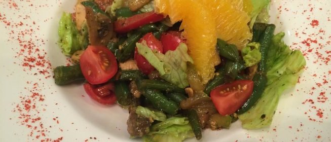 Теплый салат с курицей