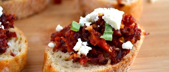 Брускетта с вялеными помидорами