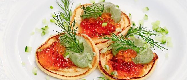 Блинчики с икрой и кремом из авокадо