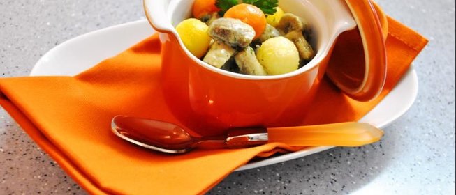 Рагу из телятины с белым соусом, шампиньонами и глазированными овощами