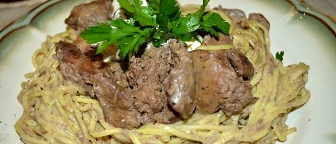 Куриная печенка, тушеная в сметане