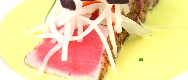 Тунец с соусом халапеньо и лапшой из дайкона с чили