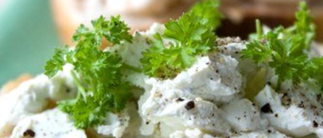 Хрустящий французский багет с паштетом из яиц, чили, петрушки и карри