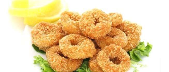 Жареные кольца кальмаров с солью и перцем со сладким соусом чили