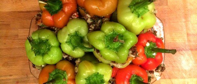 Перец, фаршированный запеченными овощами с рисом и чечевицей