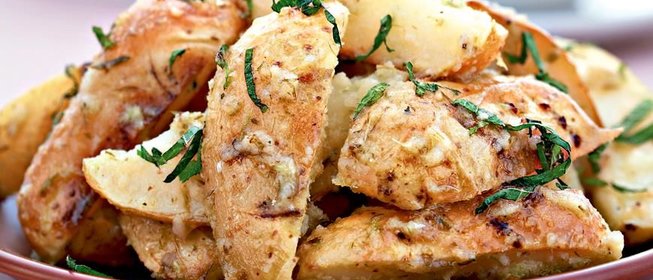 Запеченный картофель с молодым чесноком и мятой