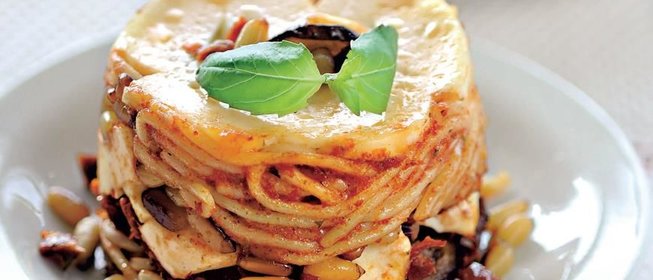 Тимбаллини из спагетти с баклажанами и кедровыми орехами