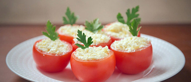 Помидоры с сыром и чесноком