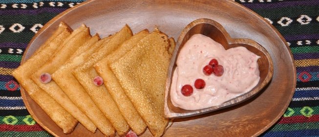 Блины из рисовой муки с творожным соусом