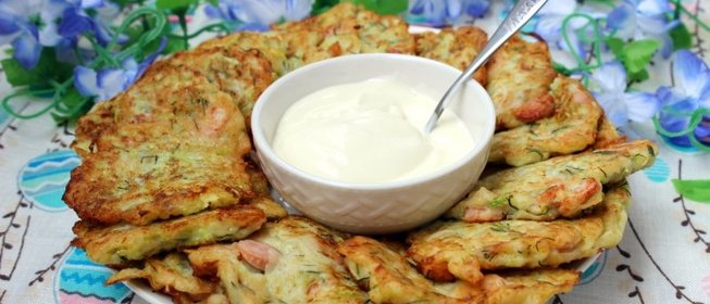 Кабачковые оладьи с сосисками