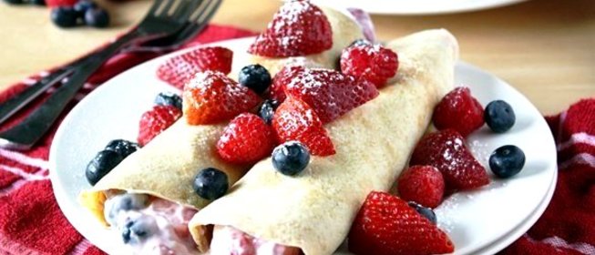 Блины с начинкой из йогурта и ягод