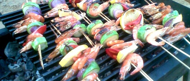 Креветки с розмарином на шпажках