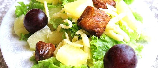 Салат с курицей и ананасами