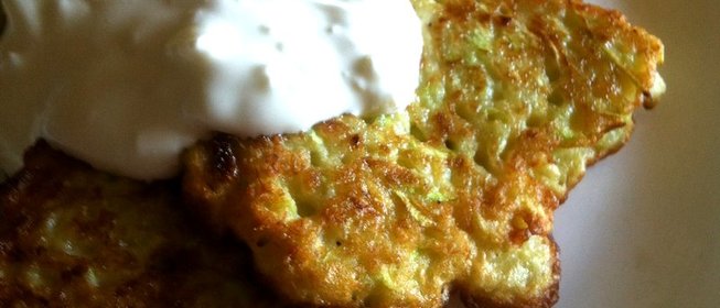 Кабачковые оладьи с чесноком и сметаной