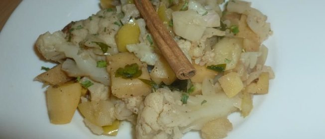 Цветная капуста с яблоками и айвой
