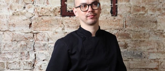 Блины с карамелизированным бананом, гранолой и шоколадным мороженым от Тимура Абузярова