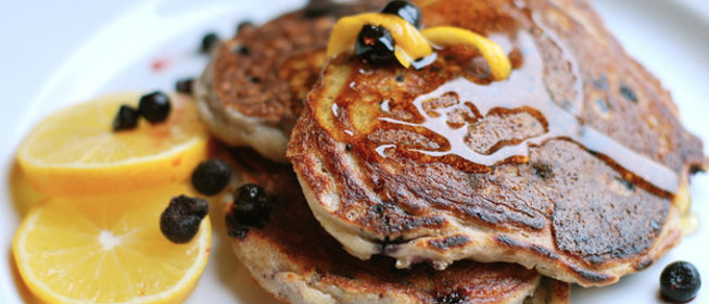 Оладьи с черникой и лимоном