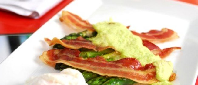 Спаржа, запеченная с пармезаном, яйцами пашот и прошутто