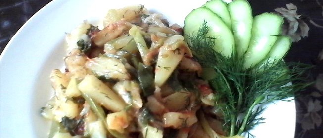 Молодой картофель с болгарским пецем и помидорами