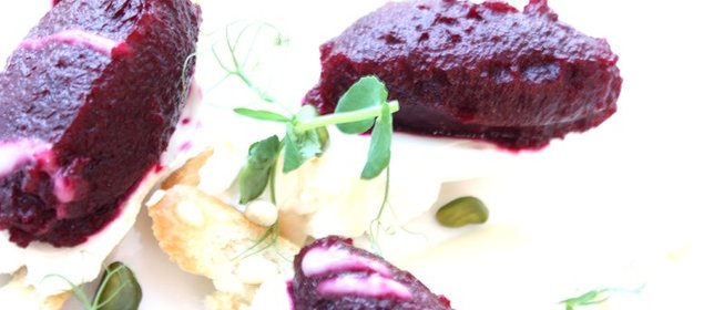 Козий сыр с печеной свеклой и грушевым «маслом»