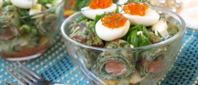 Салат с блинчиками с сёмгой и овощами