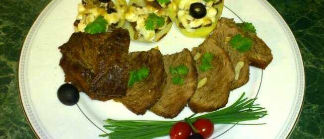 Печеная телятина и печеный картофель с опятами и луком