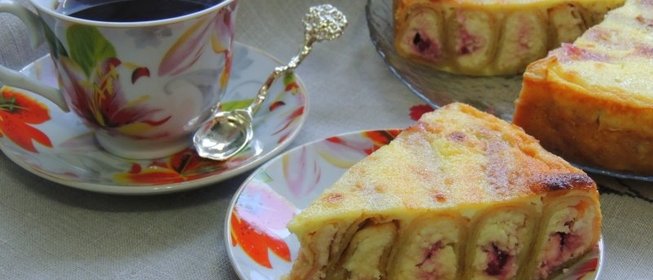 Блинный пирог с творогом и вишней.