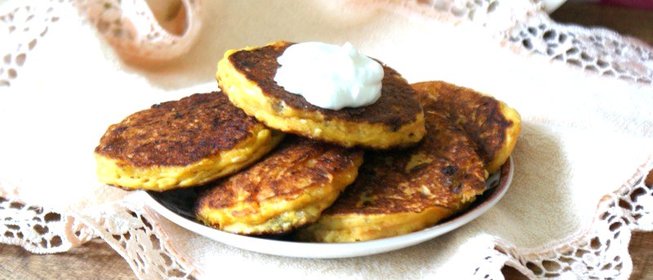 Овсяные оладьи с морковью и изюмом