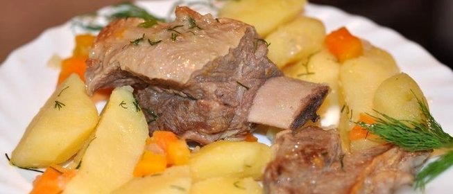 Тушеная картошка с ребрышками