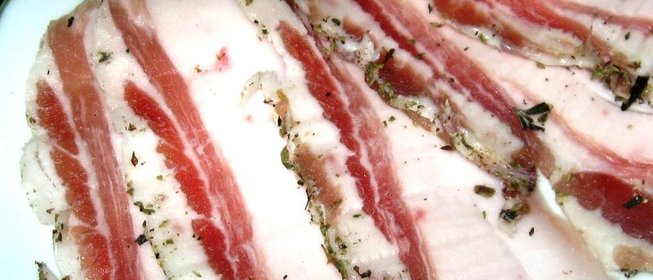 Сало вареное с чесноком