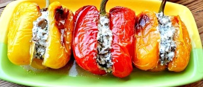 Запеченный перец, фаршированный вешенками и сыром